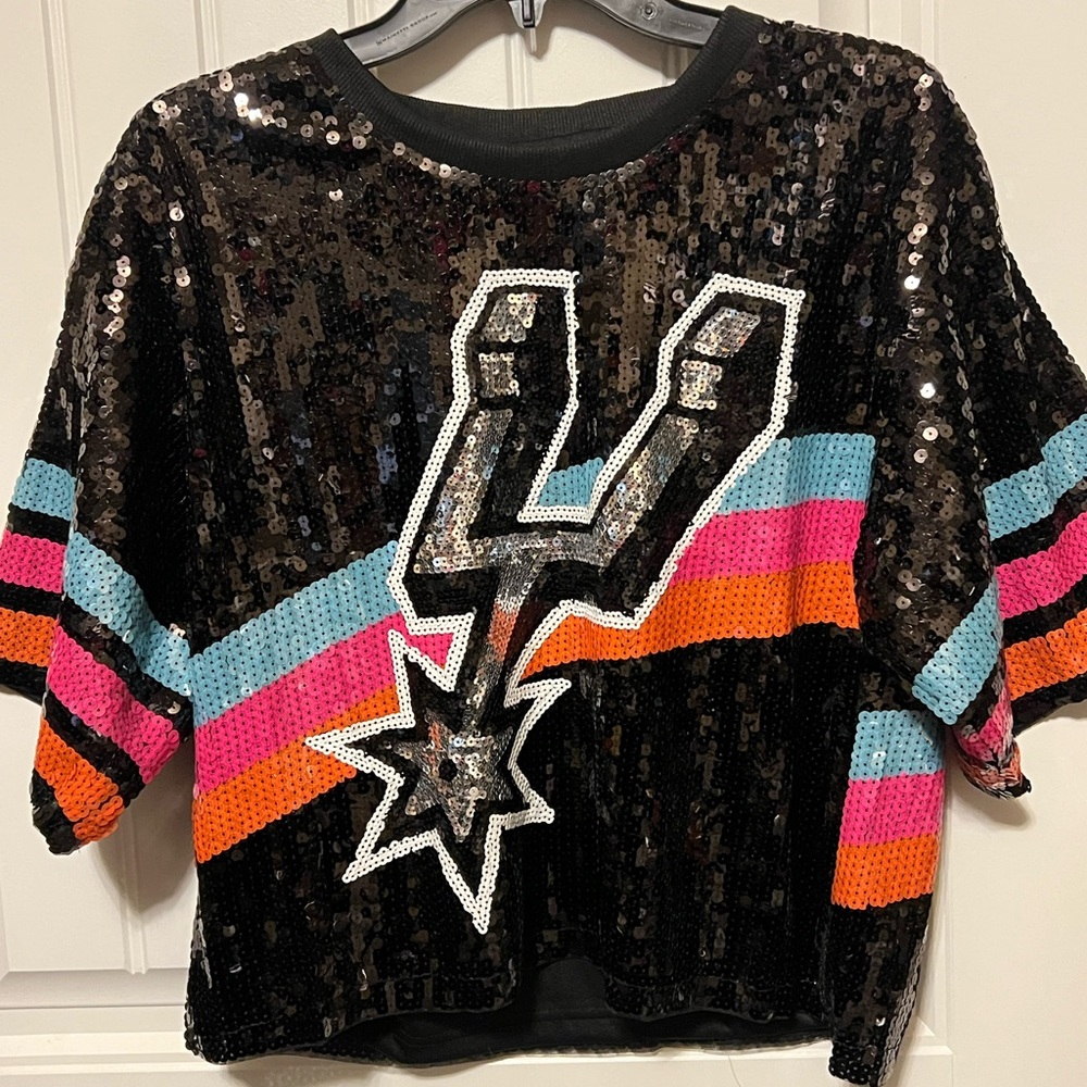 🩵🧡🩷 Turn heads in this bold eye-catching black sequined  SPURS top